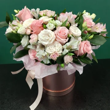 Композиция в шляпной коробке  «Весенний поцелуй »