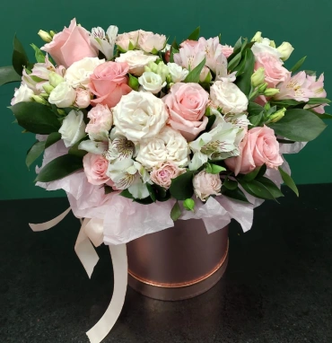 Композиция в шляпной коробке  «Весенний поцелуй »