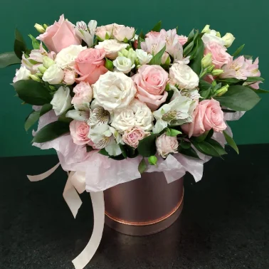 Композиция в шляпной коробке  «Весенний поцелуй »