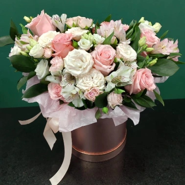 Композиция в шляпной коробке  «Весенний поцелуй »