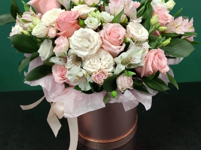 Композиция в шляпной коробке  «Весенний поцелуй »