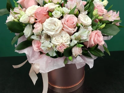 Композиция в шляпной коробке  «Весенний поцелуй »