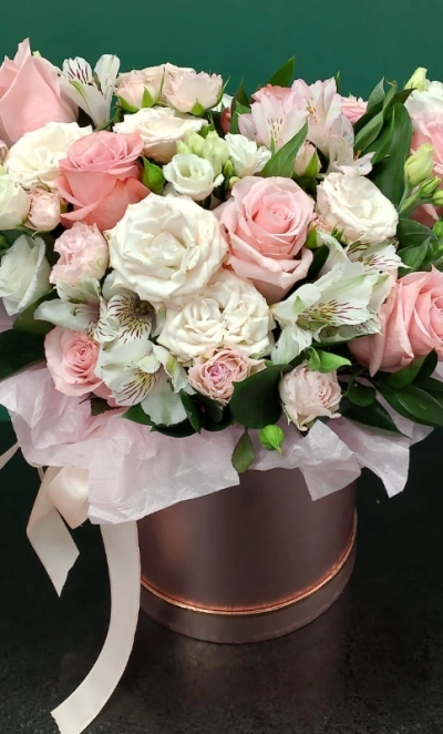 Композиция в шляпной коробке  «Весенний поцелуй »