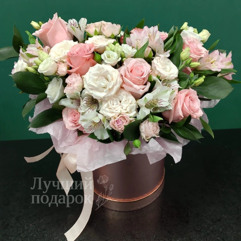 Композиция в шляпной коробке  &laquo;Весенний поцелуй &raquo;