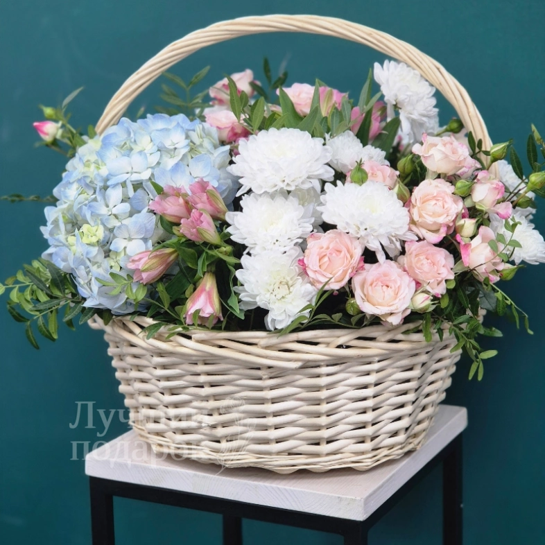 Композиция в корзине &laquo;Сюрприз"