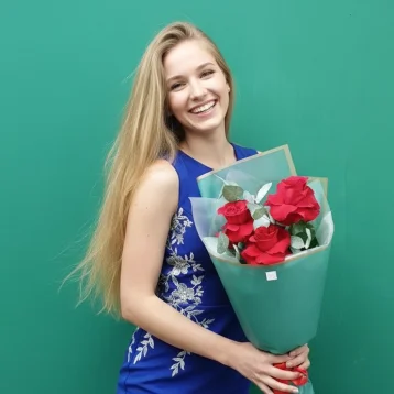 Букет из красных роз «Заря»